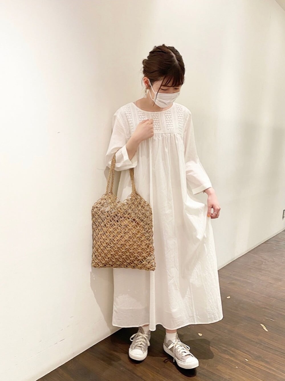 「梅雨、メッシュバッグ、夏コーデ、シンプルコーデ、プチプラ、低身長、休日スタイル、おでかけ、ワンピース、earth music&ecology」｜「earth music&ecologyのデコルテレースワンピース ＊（ワンピース、ホワイト系）」を使った、nasuchanさん（レディース・154cm）の夏コーディネートの1枚目の写真