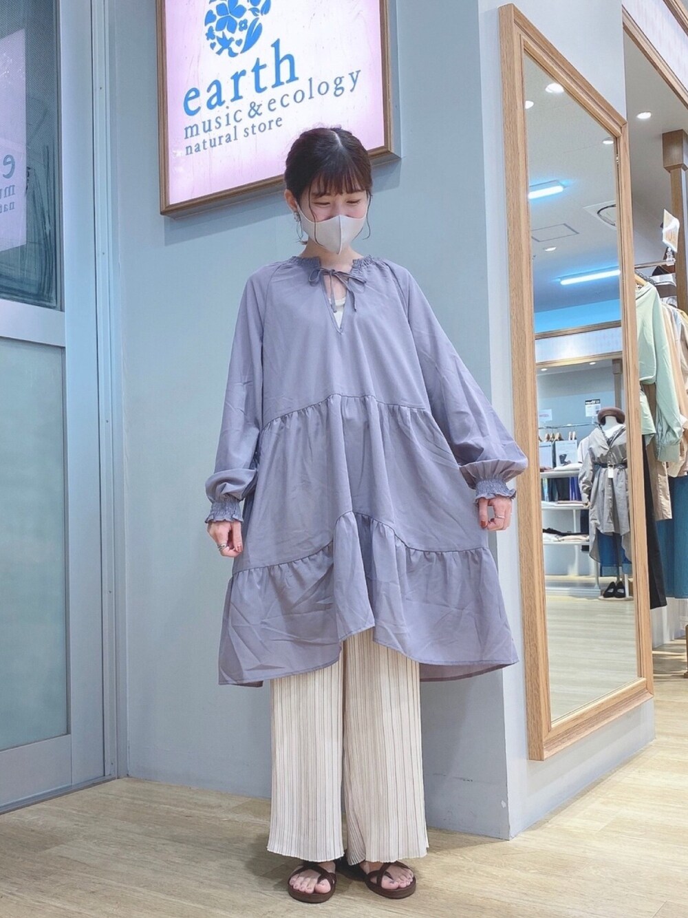 「秋のコーデ、低身長コーデ、ボリューム袖、プリーツパンツ、ティアード、甘め、チュニック、デート、うごきやすい、新作」｜「earth music&ecologyのフリルティアードチュニック　＊＊（Tシャツ/カットソー、パープル系）」を使った、nasuchanさん（レディース・154cm）の秋コーディネートの1枚目の写真