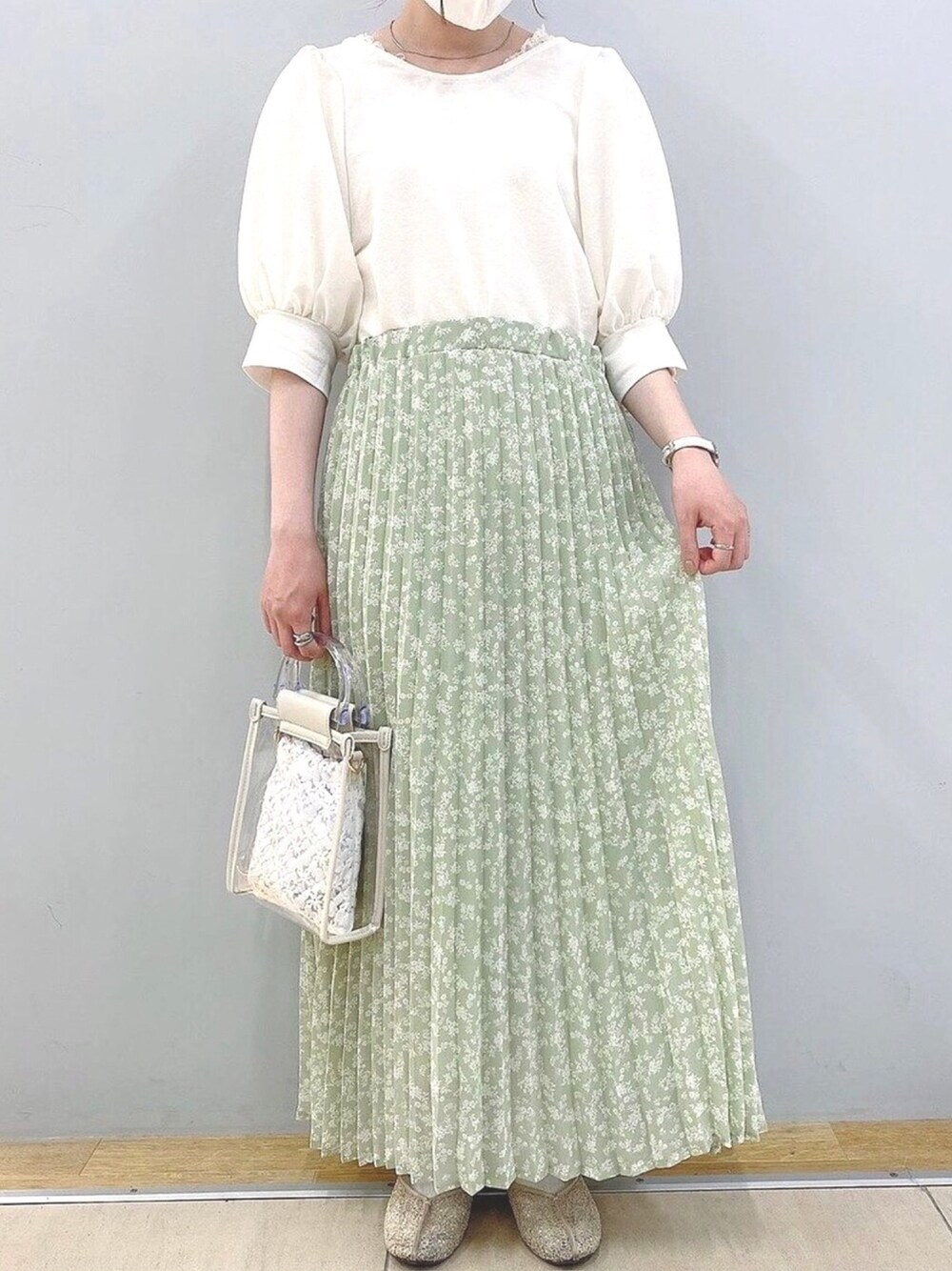 「春夏コーデ、おしゃれさんと繋がりたい、オトナカワイイ、ボリューム袖、パフスリーブ、デート、プリーツスカート、earth music&ecology、夏コーデ」｜「earth music&ecologyのアイテム（トップス、ホワイト系）」を使った、nasuchanさん（レディース・154cm）の春コーディネートの1枚目の写真