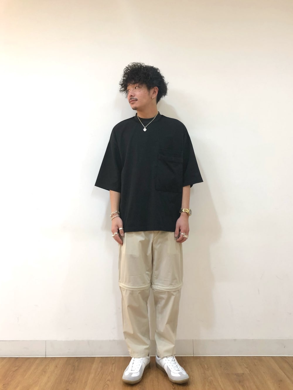「パンツ、Tシャツ、黒、２ＷＡＹ、SENSEOFPLACE、ポケットＴシャツ、半ズボン、センスオブプレイス、速乾性」｜「SENSE OF PLACE by URBAN RESEARCHのUiscel　ピローTシャツ(5分袖)（Tシャツ/カットソー、ブラック系）」を使った、まささん（メンズ・171cm）の春コーディネートの1枚目の写真