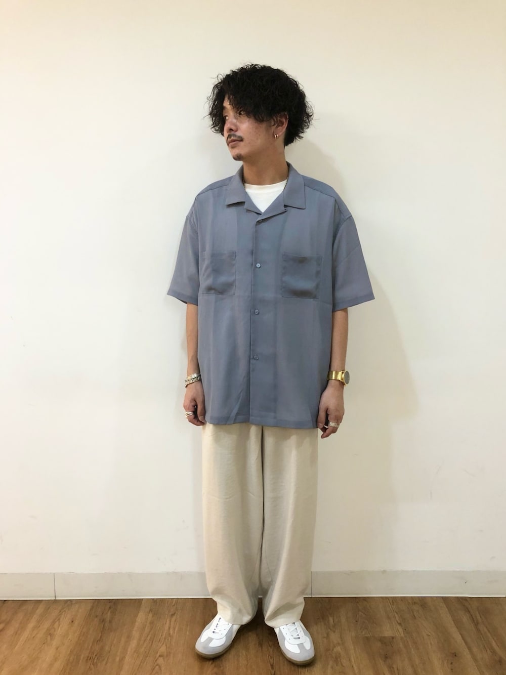 ブルー系のシャツ/ブラウス、ホワイト系のその他パンツ、ホワイト系のスニーカーを着用したメンズの夏コーディネートの1枚目の写真
