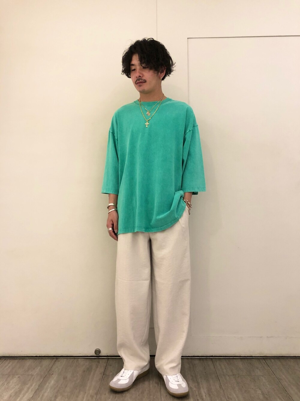 グリーン系のTシャツ/カットソー、ホワイト系のその他パンツ、ホワイト系のスニーカーを着用したメンズの夏コーディネートの1枚目の写真