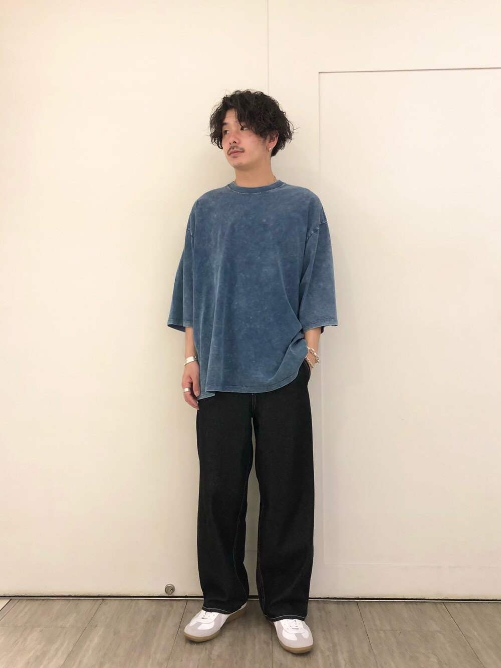 グリーン系のTシャツ/カットソー、ブラック系のその他パンツ、ホワイト系のスニーカーを着用したメンズの夏コーディネートの1枚目の写真