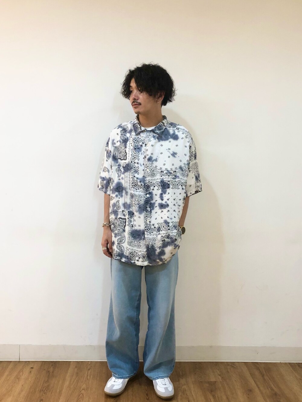 ブルー系のシャツ/ブラウス、ブルー系のその他パンツ、ホワイト系のスニーカーを着用したメンズの春コーディネートの1枚目の写真