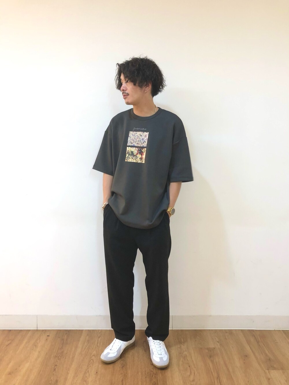 グレー系のトップス、ブラック系のその他パンツ、ホワイト系のスニーカーを着用したメンズの春コーディネートの1枚目の写真