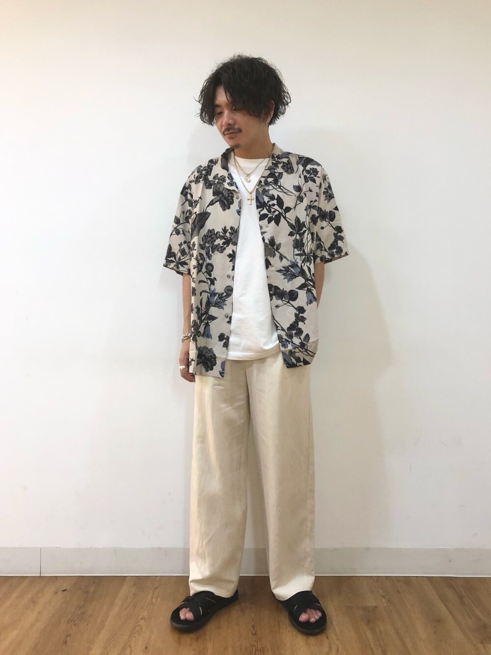 ベージュ系のシャツ/ブラウス、ブルー系のその他パンツ、ブラック系のサンダルを着用したメンズの夏コーディネートの1枚目の写真