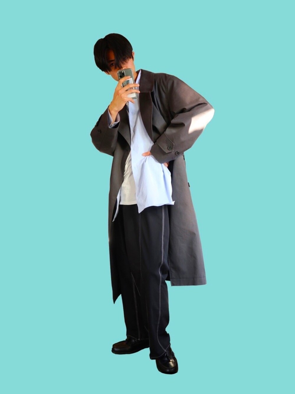 「今日のコーデ、おしゃれさんと繋がりたい、トレンチコート、ユニクロ、ロングスカート、モード、私の推しブランド、大人コーデ、ゆるコーデ、革靴」｜「UNIQLOのアイテム（トレンチコート、グレー系）」を使った、Yusuke Okayamaさん（メンズ・177cm）の冬コーディネートの1枚目の写真