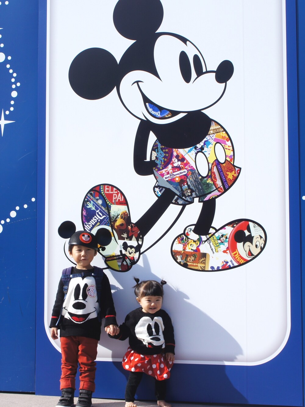 「ディズニーコーデ、キッズコーデ、兄妹コーデ、ミッキー、ミニー、おとこのこ、おんなのこ、4歳、1歳、おそろいコーデ」｜「babyGAPのアイテム（ニット/セーター、ブラック系）」を使った、ＹＵＫＡさん（キッズ・90cm）の秋コーディネートの1枚目の写真