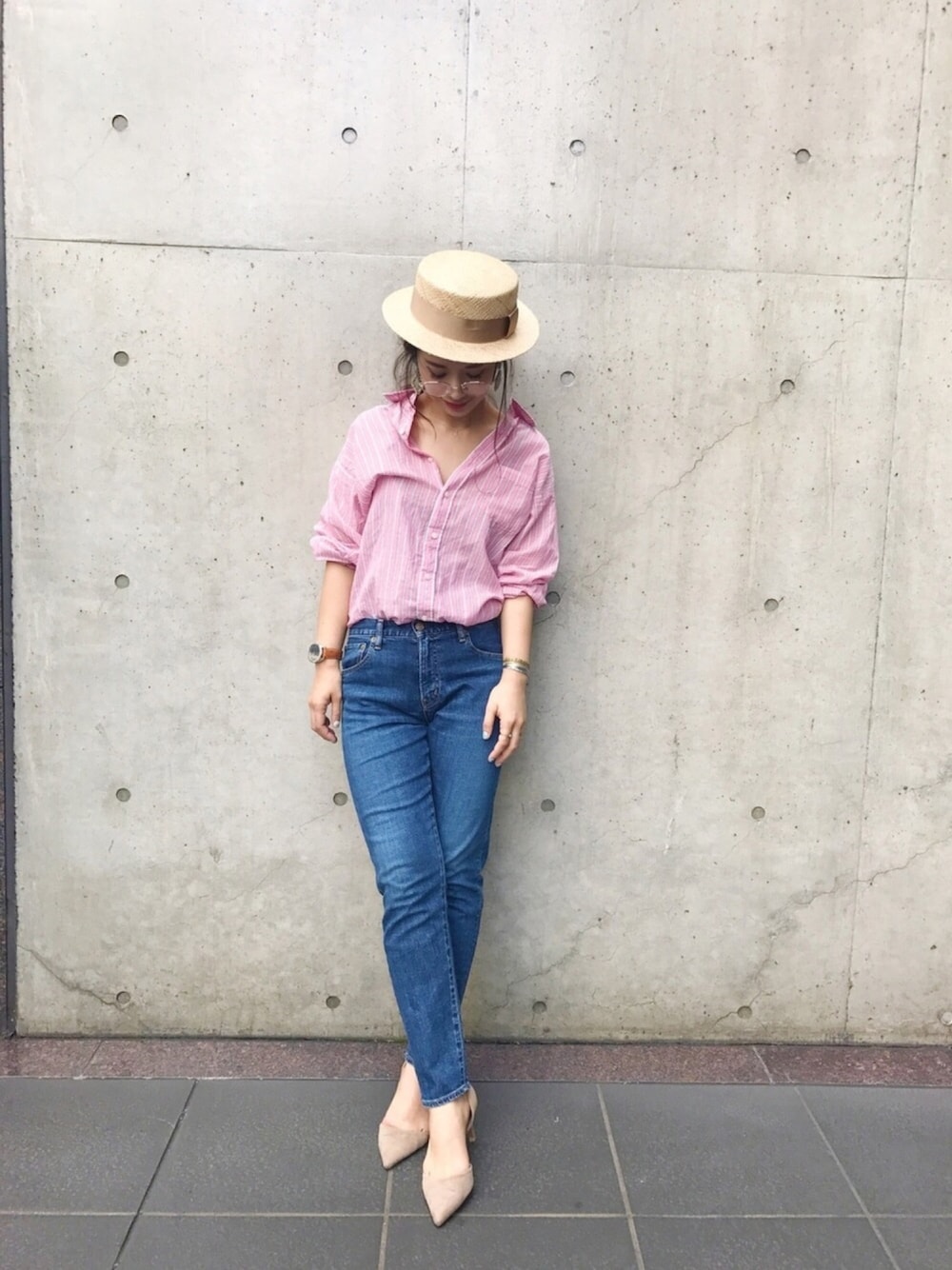 「パンツスタイル、summer、ラフ、大人カジュアル、おしゃれさんと繋がりたい、デニム、シャツスタイル、カンカン帽、めがね、ピンクシャツ」｜「Ungridのマルチカラーストライプシャツ（シャツ/ブラウス、ピンク系）」を使った、KASUMIさん（レディース・161cm）の夏コーディネートの1枚目の写真