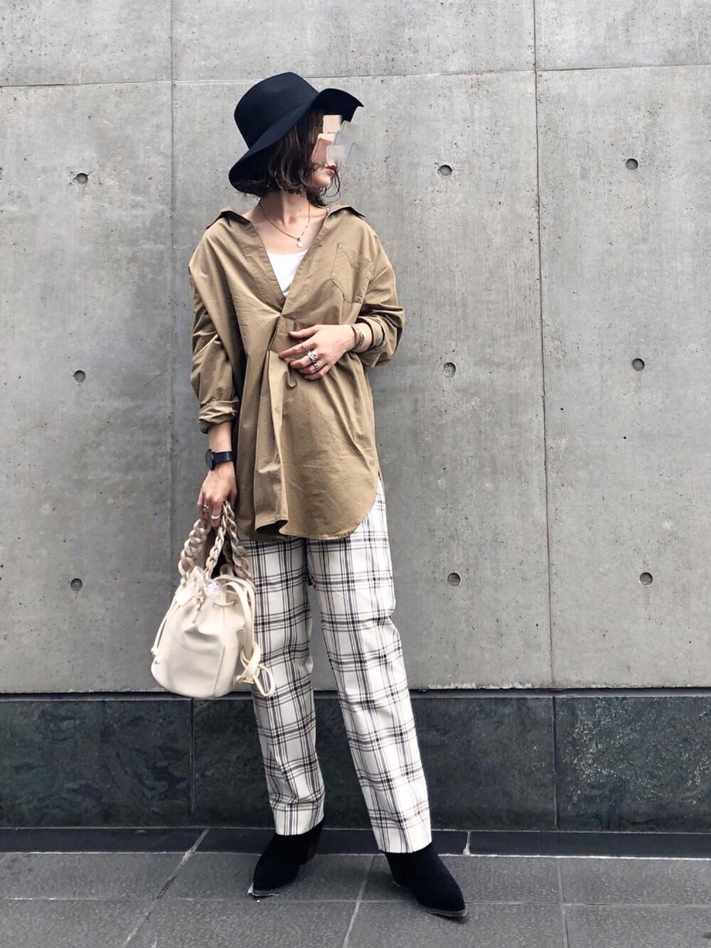 ブラウン系のシャツ/ブラウス、ホワイト系のその他パンツ、ホワイト系のショルダーバッグを着用したレディースの秋コーディネートの1枚目の写真