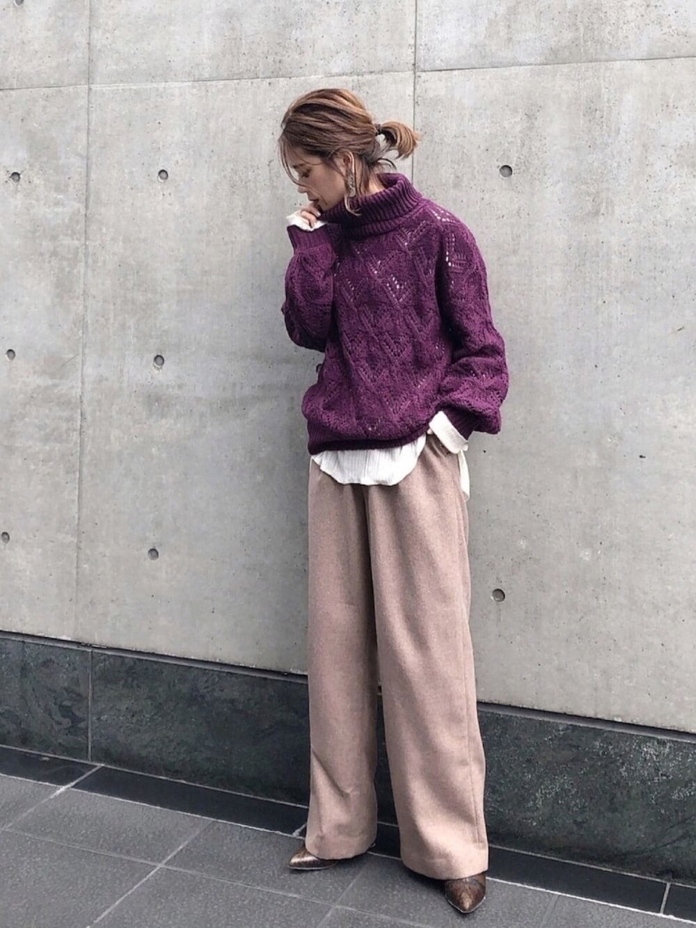 ブラウン系のブーツ、ブラウン系のパンツ、パープル系のニット/セーターを着用したレディースの秋コーディネートの1枚目の写真