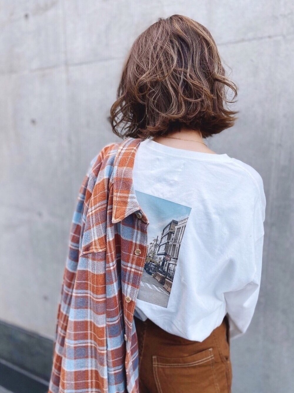ホワイト系のTシャツ/カットソー、レッド系のシャツ/ブラウス、ブラウン系のその他パンツを着用したレディースの春コーディネートの1枚目の写真