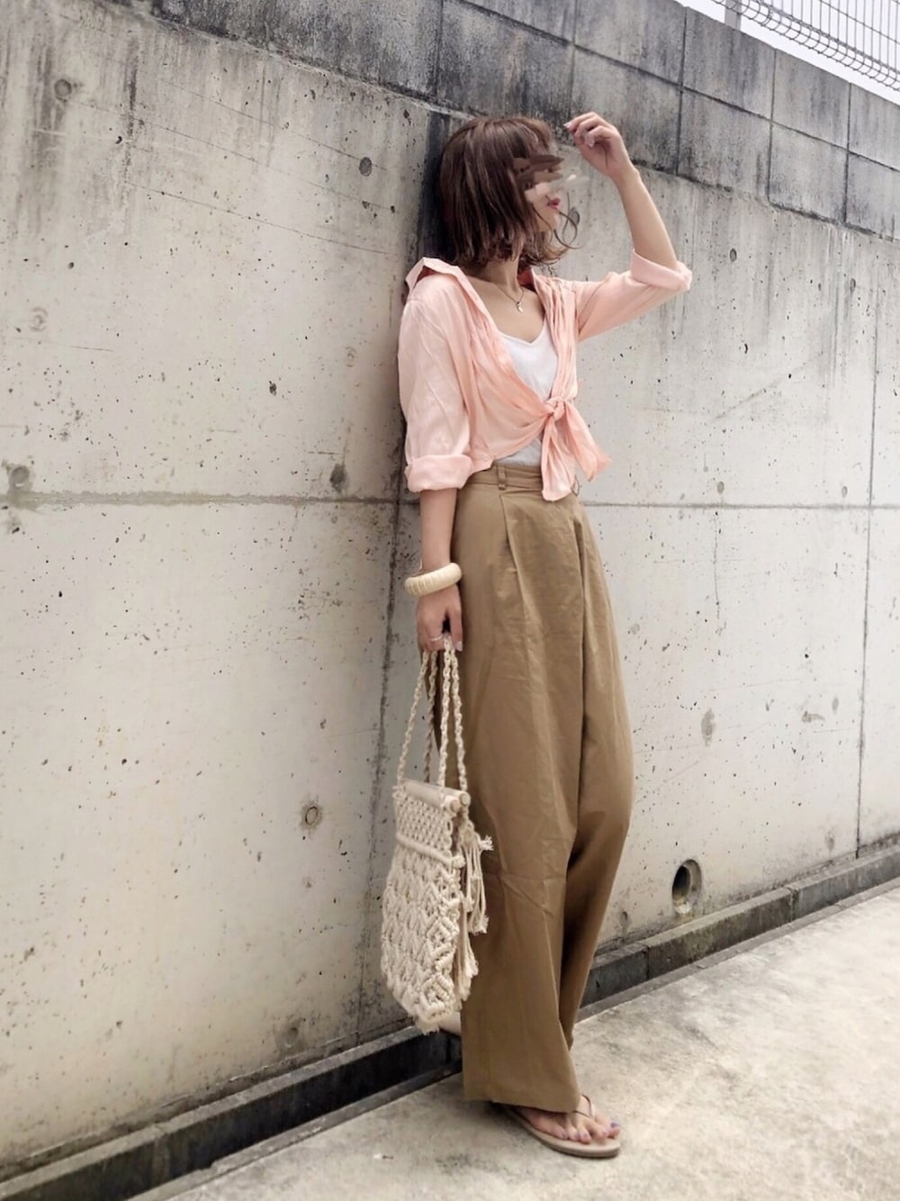 ベージュ系のサンダル、ベージュ系のその他パンツ、ホワイト系のバッグを着用したレディースの夏コーディネートの1枚目の写真