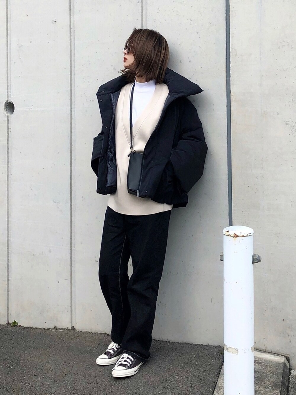 ベージュ系のTシャツ/カットソー、ホワイト系のTシャツ/カットソー、ブラック系のジャケット/アウターを着用したレディースの冬コーディネートの1枚目の写真