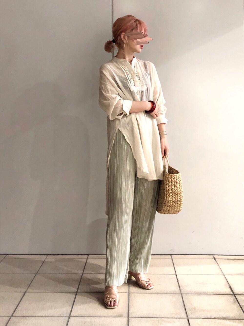 グリーン系のその他パンツ、ベージュ系のシャツ/ブラウス、ベージュ系のバッグを着用したレディースの春コーディネートの1枚目の写真