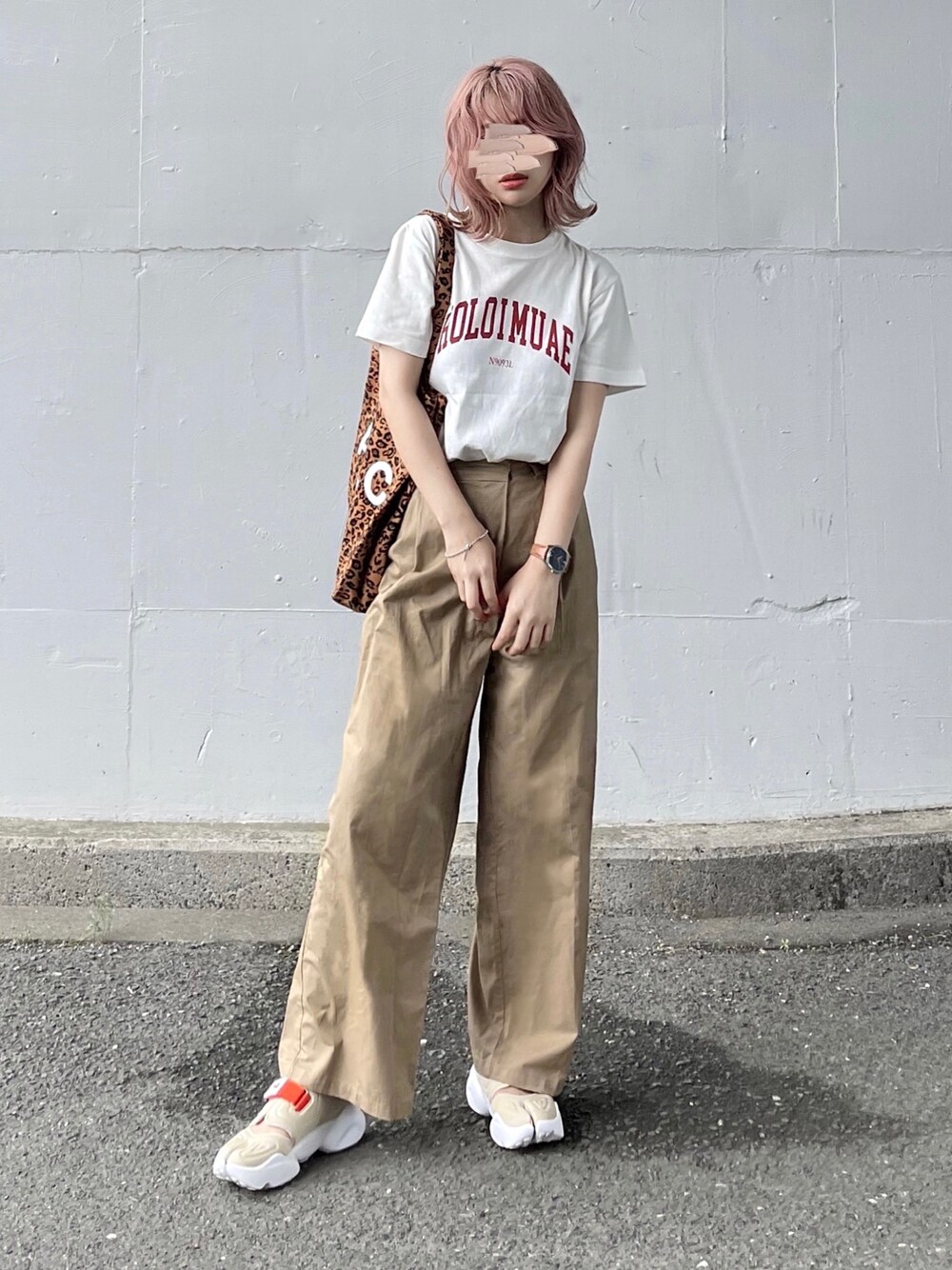レッド系のTシャツ/カットソー、ベージュ系のその他パンツ、ブラウン系のトートバッグを着用したレディースの夏コーディネートの1枚目の写真
