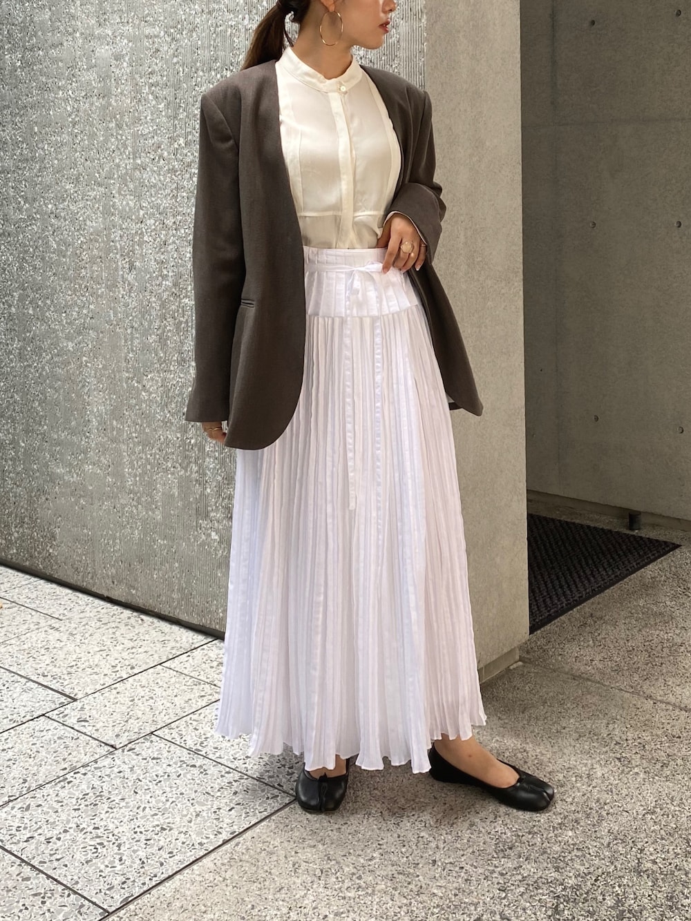 「AW、ノーカラージャケット、ホワイトコーデ、ホワイト」｜「Maison MargielaのMaison Margiela 「タビ」バレエシューズ（バレエシューズ、ブラック系）」を使った、risaさん（レディース・156cm）の秋コーディネートの1枚目の写真