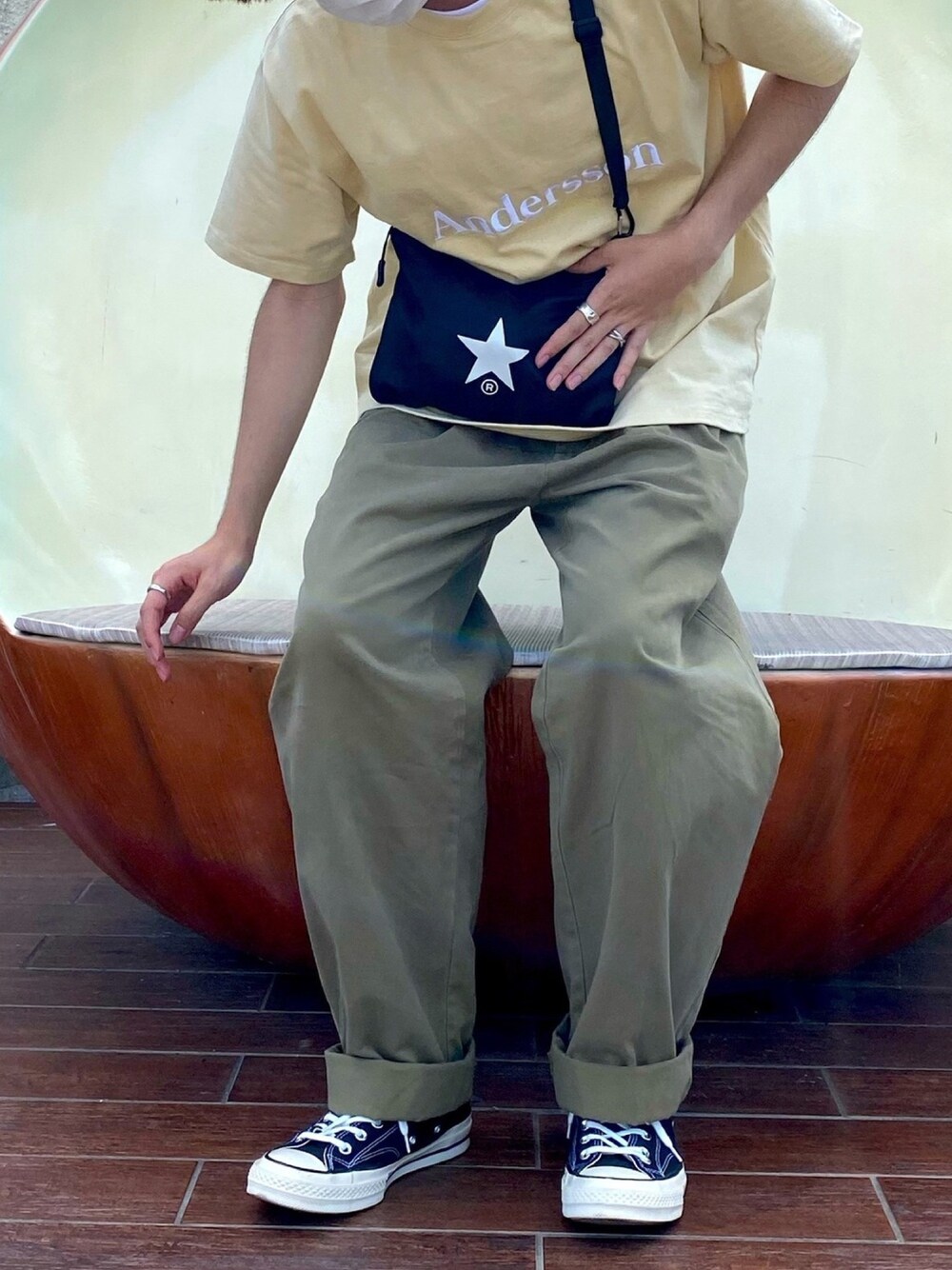 「ootd、休日スタイル、カジュアル、夏コーデ、古着コーデ、converse、Tシャツ、くすみカラー、ビックシルエット、ワイドパンツ」｜「ANDERSSON BELLのAndersson Bell アンダーソンベル アンダーソンシグネチャーエンブロイデリーティーシャツ ANDERSSON SIGNATURE EMBROIDERY T-SHIRT（Tシャツ/カットソー、ホワイト系）」を使った、Ryuさん（メンズ・172cm）の夏コーディネートの1枚目の写真
