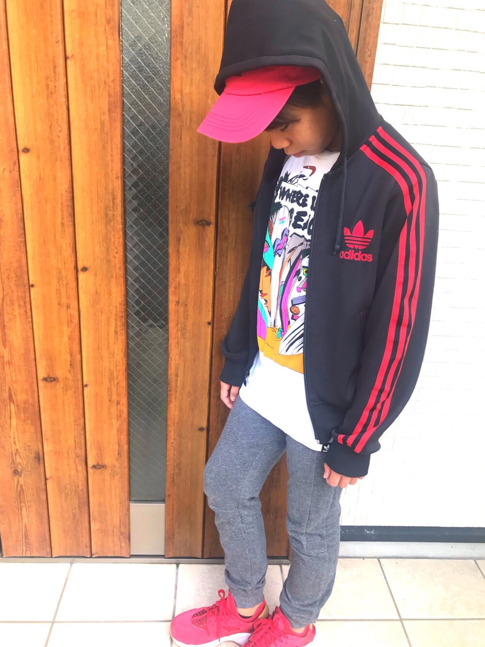 「小学生」｜「adidas Originalsのアイテム（Tシャツ/カットソー、ホワイト系）」を使った、aaa...ssさん（キッズ・146cm）の秋コーディネートの1枚目の写真