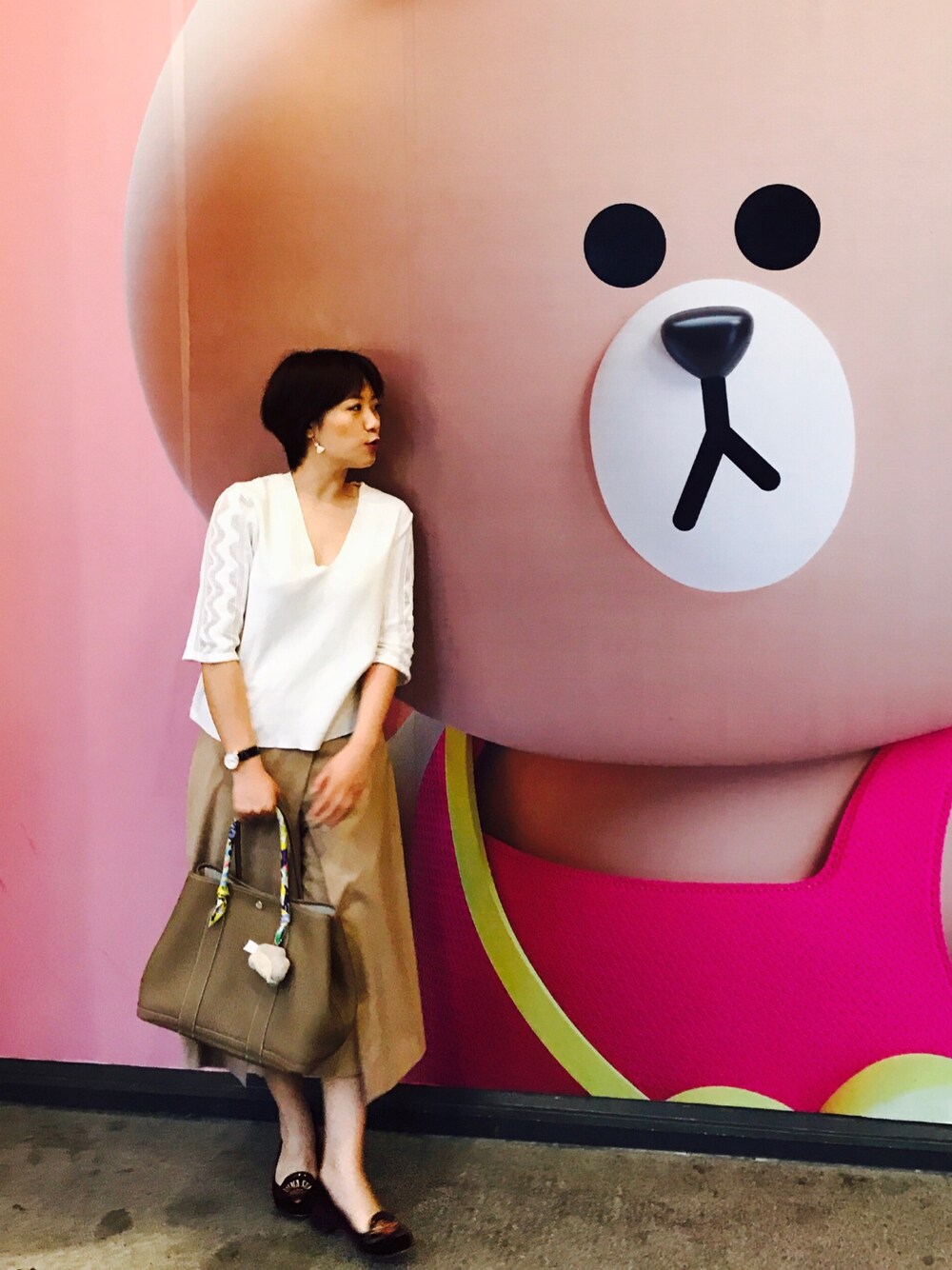 「office style」｜「Mo&Co.のアイテム（ニット/セーター、ホワイト系）」を使った、Huang槑槑さん（レディース・165cm）の夏コーディネートの1枚目の写真