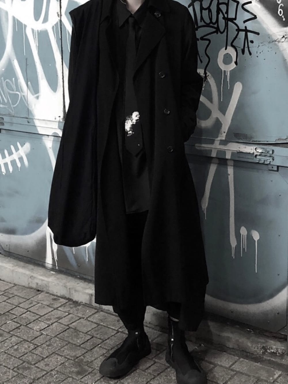 「Alexander McQueen、JULIUS、COMME des GARÇONS、黒、モード」｜「Alexander McQueenのアイテム（ネクタイ、ブラック系）」を使った、根暗さん（メンズ・180cm）の春コーディネートの1枚目の写真