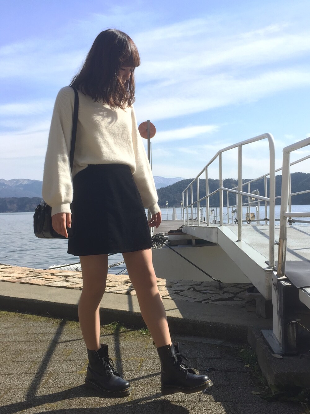 「シンプル、白ニット、台形ｽｶｰﾄ、ドクターマーチン、ホワイト、ブラック、ootd、休日スタイル」｜「MOUSSYのVOLUME SLEEVE COZY KNIT（ニット/セーター、ホワイト系）」を使った、みくさん（レディース・165cm）の春コーディネートの1枚目の写真