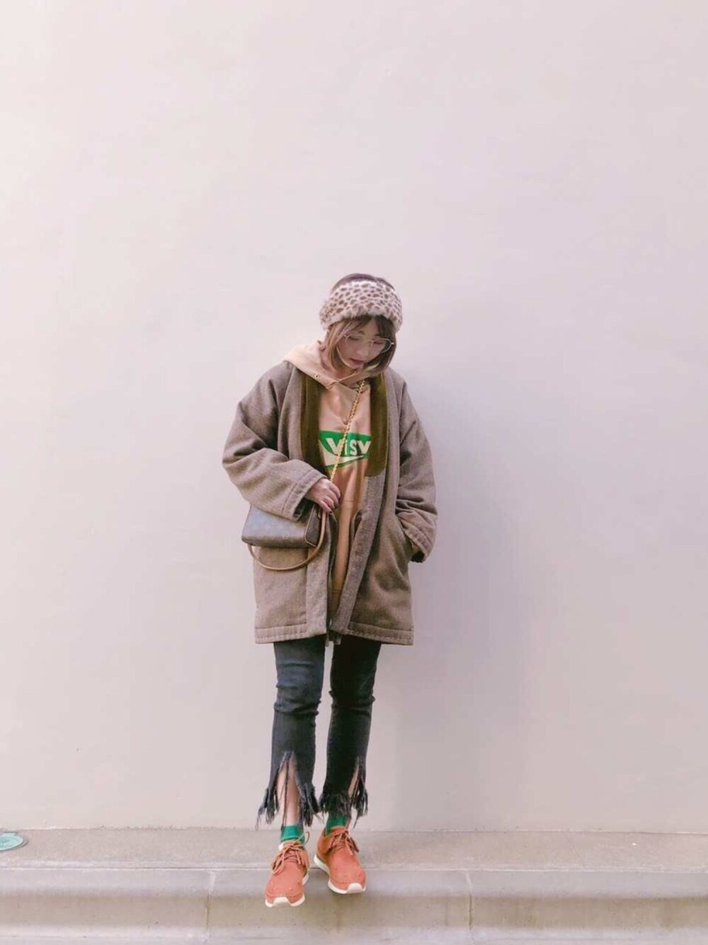 ブラウン系のパンツ、ブラウン系のその他を着用したレディースの夏コーディネートの1枚目の写真