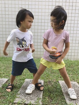 「アイテム（カーゴパンツ、イエロー系）」を使った、the_twins_daily_さん（キッズ・100cm）の夏コーディネート