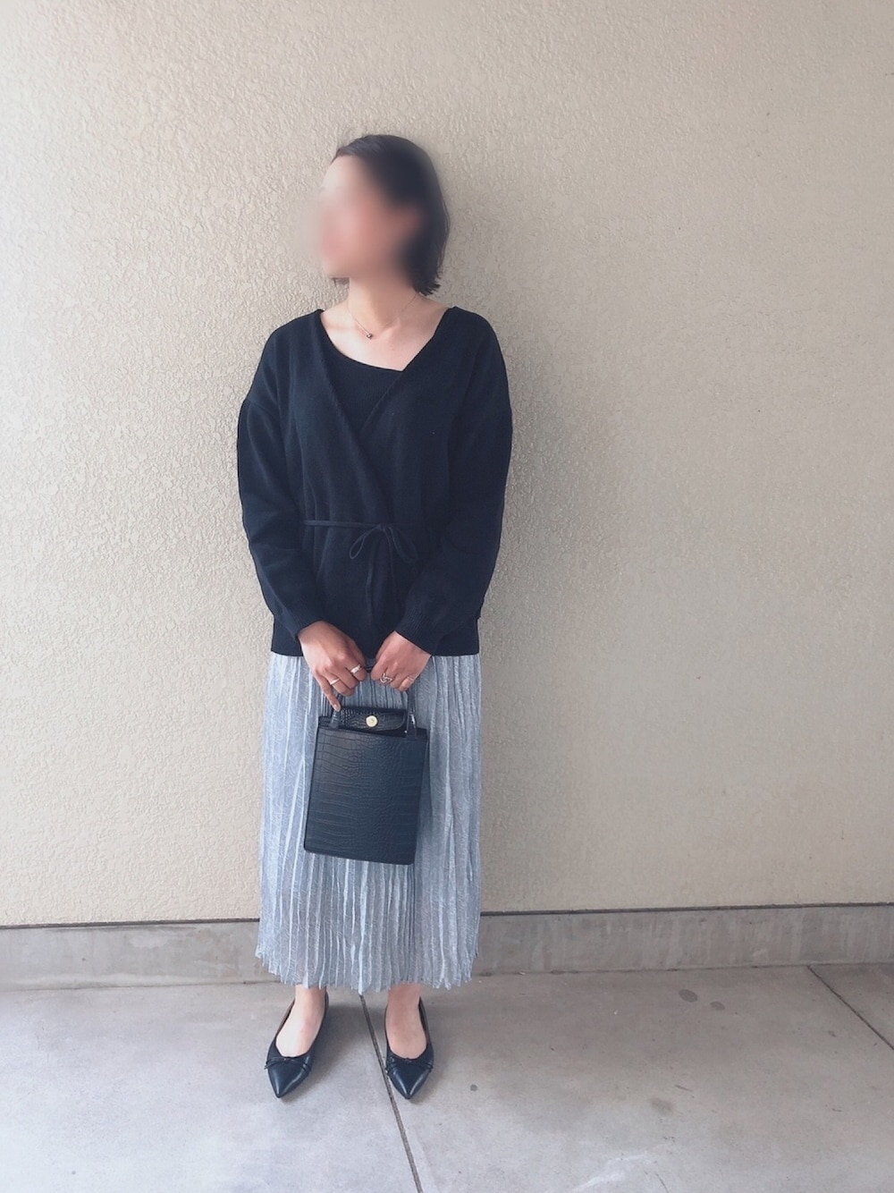 「休日スタイル、オトナカジュアル、オトナ女子、今日のコーデ、LOWRYSFARM、春カラー、2色展開」｜「LOWRYS FARMのカシュクールカーディガン　869940（カーディガン/ボレロ、ブラック系）」を使った、ONUC64さん（レディース・163cm）の春コーディネートの1枚目の写真