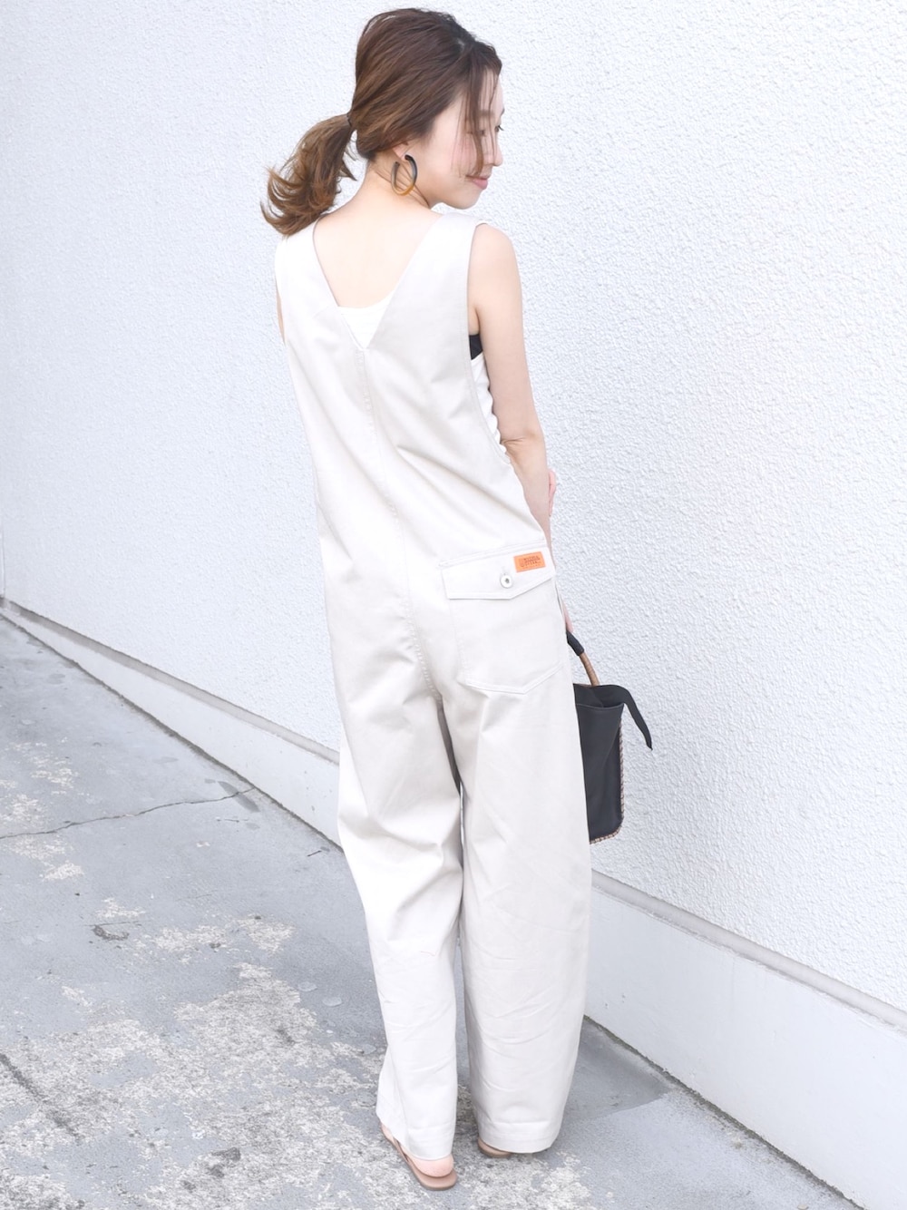 「シンプルコーデ、オトナ女子、きれいめカジュアル、低身長、今日のコーデ、オーバーオール、TKEES、サンダル」｜「SHIPSの【SHIPS別注】UNIVERSAL OVERALL　ジップオーバーオール◆（サロペット/オーバーオール、ベージュ系）」を使った、naoさん（レディース・156cm）の冬コーディネートの1枚目の写真