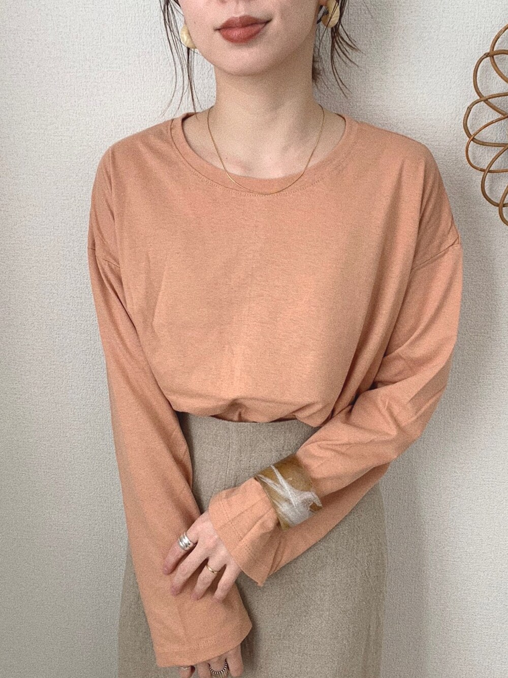 その他のTシャツ/カットソー、その他のピアス（両耳用）を着用したレディースの春コーディネートの1枚目の写真