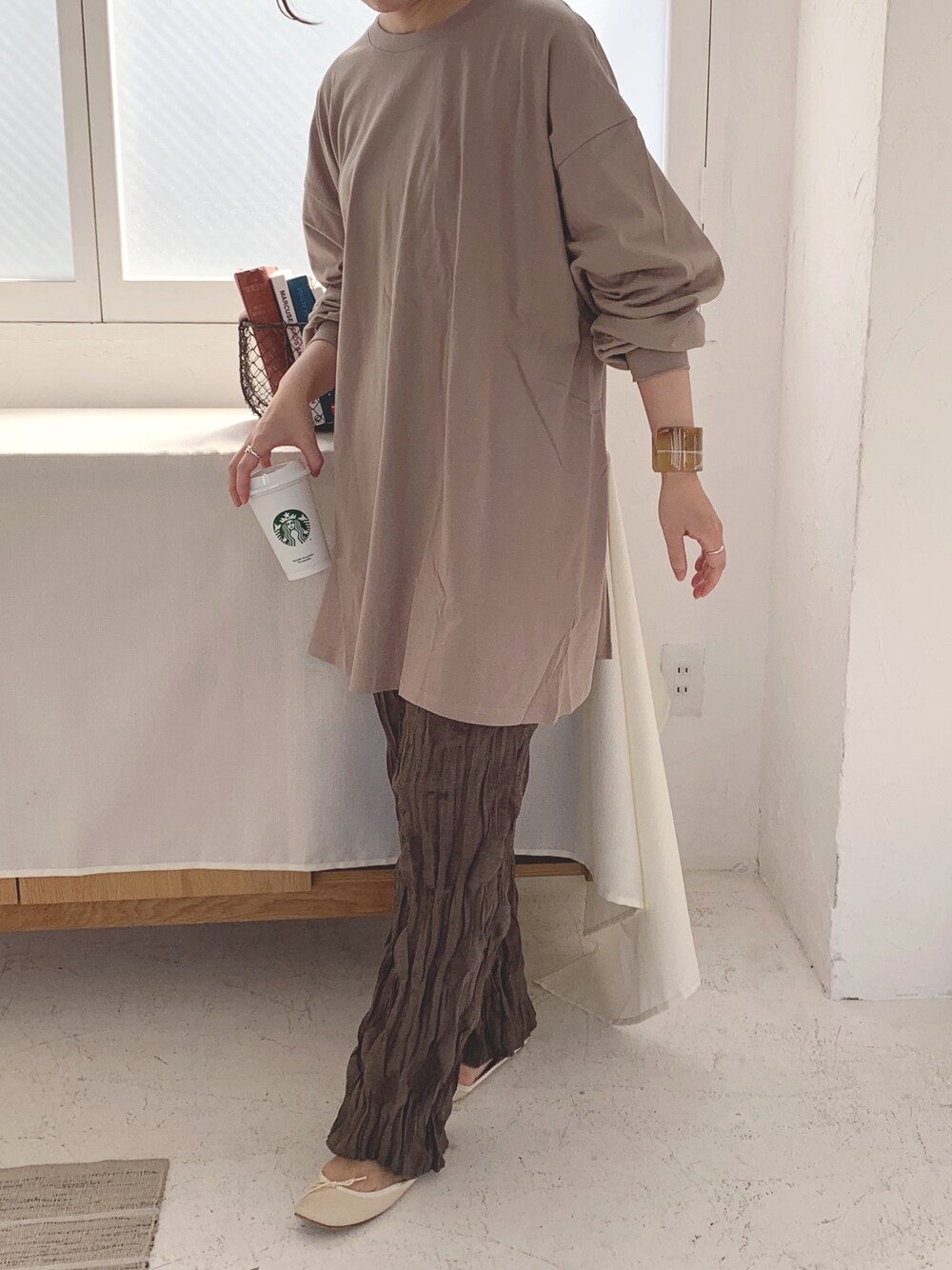 その他のTシャツ/カットソー、その他のその他パンツを着用したレディースの秋コーディネートの1枚目の写真