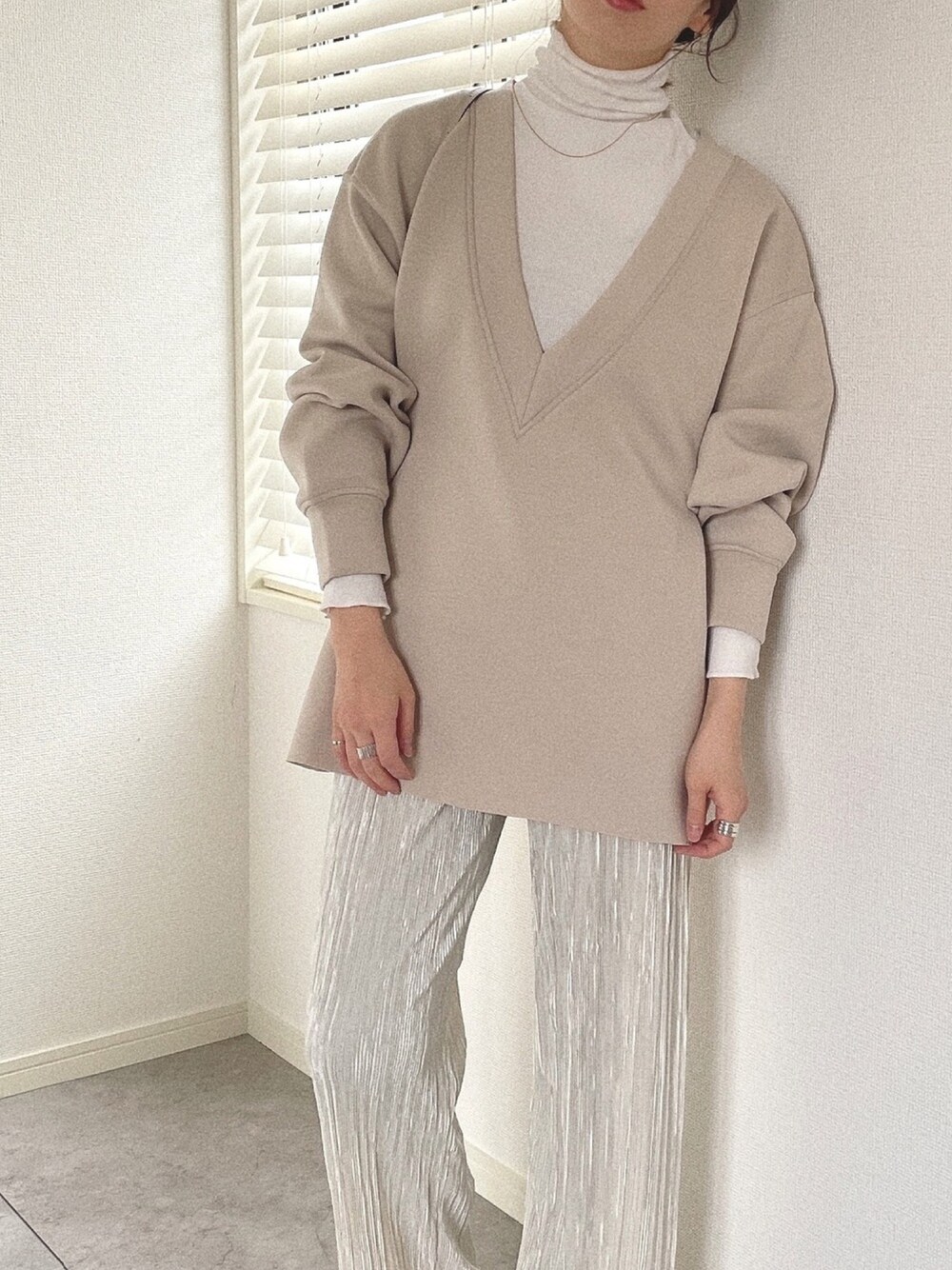 ベージュ系のTシャツ/カットソー、その他のTシャツ/カットソー、その他のその他パンツを着用したレディースの冬コーディネートの1枚目の写真