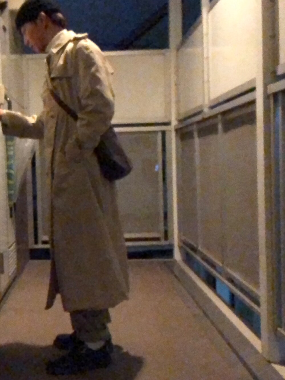 ホワイト系のその他トップス、ベージュ系のトレンチコート、ブラウン系のショルダーバッグを着用したメンズの秋コーディネートの1枚目の写真