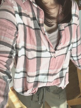 「H&M（エイチ・アンド・エム）のアイテム（シャツ/ブラウス、ピンク系）」を使った、キャロラインさん（レディース・166cm）の春コーディネート
