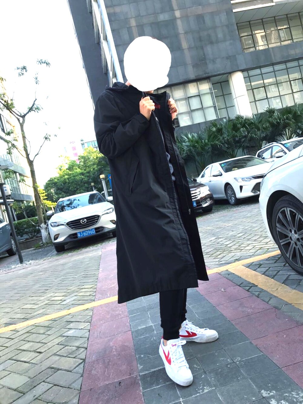 「回力」｜「ZARAのアイテム（ピーコート、ブラック系）」を使った、EDDY LEEさん（メンズ・177cm）の春コーディネートの1枚目の写真