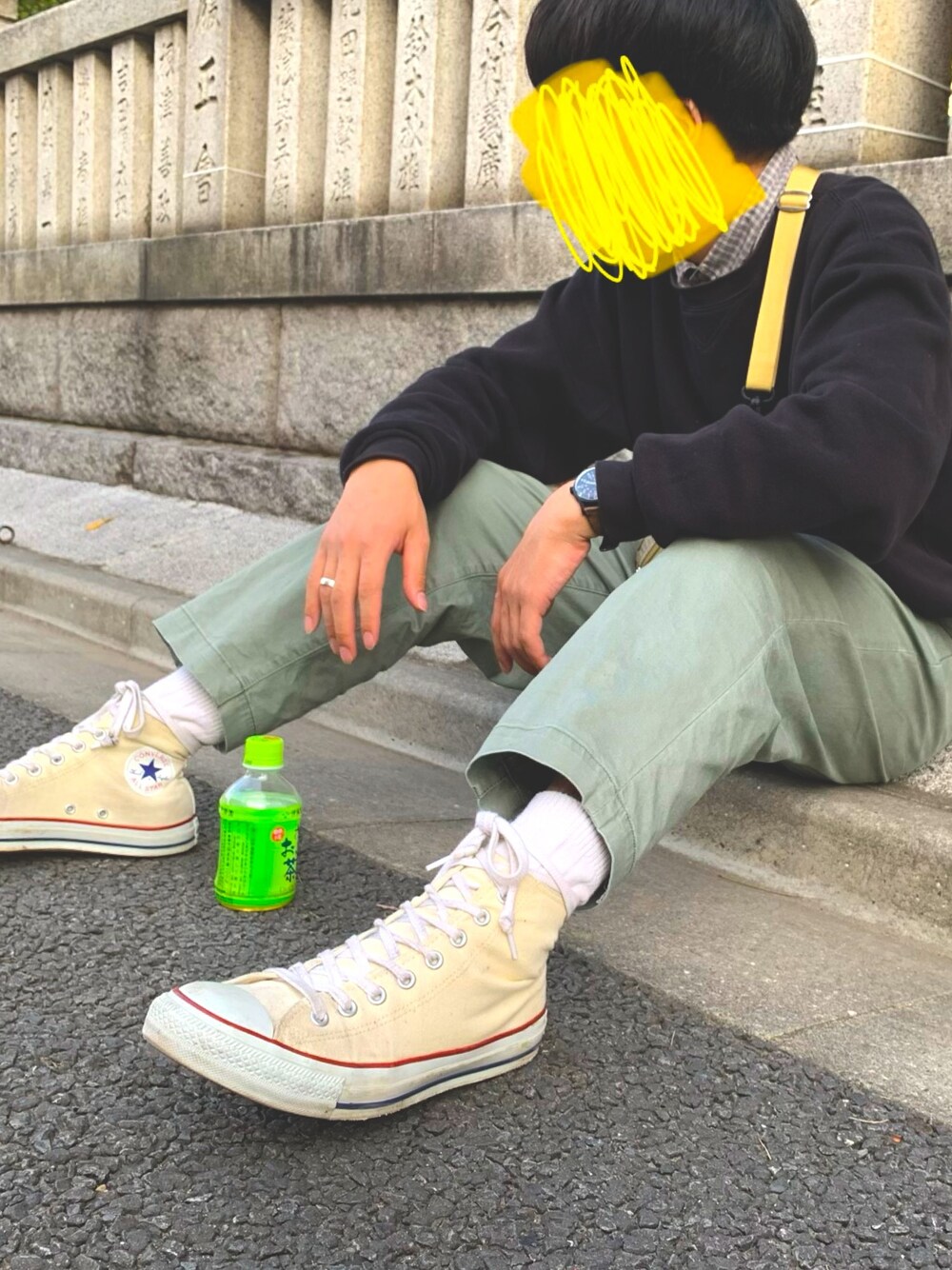 「秋のコーデ、おしゃれさんと繋がりたい、スニーカー、休日スタイル、カジュアル、ゆるコーデ、ブラック、コンバース オールスター」｜「GLOBAL WORKのウォッシュドタックチノパンツ/819436（その他パンツ、グリーン系）」を使った、ティム・D・もすもすさん（メンズ・172cm）の秋コーディネートの1枚目の写真