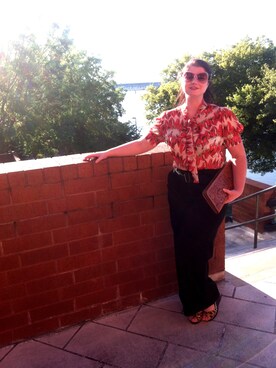 「VINTAGE（ヴィンテージ）のアイテム（クラッチバッグ）」を使った、Stephaney Tuckerさん（レディース・165cm）の春コーディネート