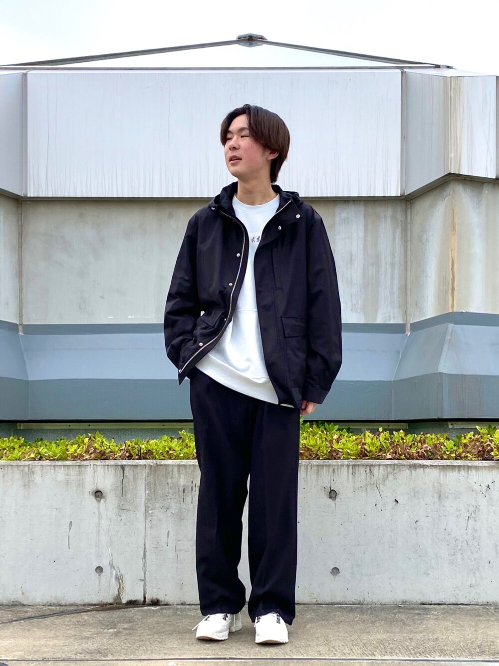 「大人カジュアル、休日スタイル、シンプル、モノトーン、黒、ootd、春コーデ、カジュアル、おしゃれさんと繋がりたい、Junred」｜「JUNREDの撥水マウンテンパーカー（ブルゾン、ブラック系）」を使った、Ryotaさん（メンズ・173cm）の春コーディネートの1枚目の写真