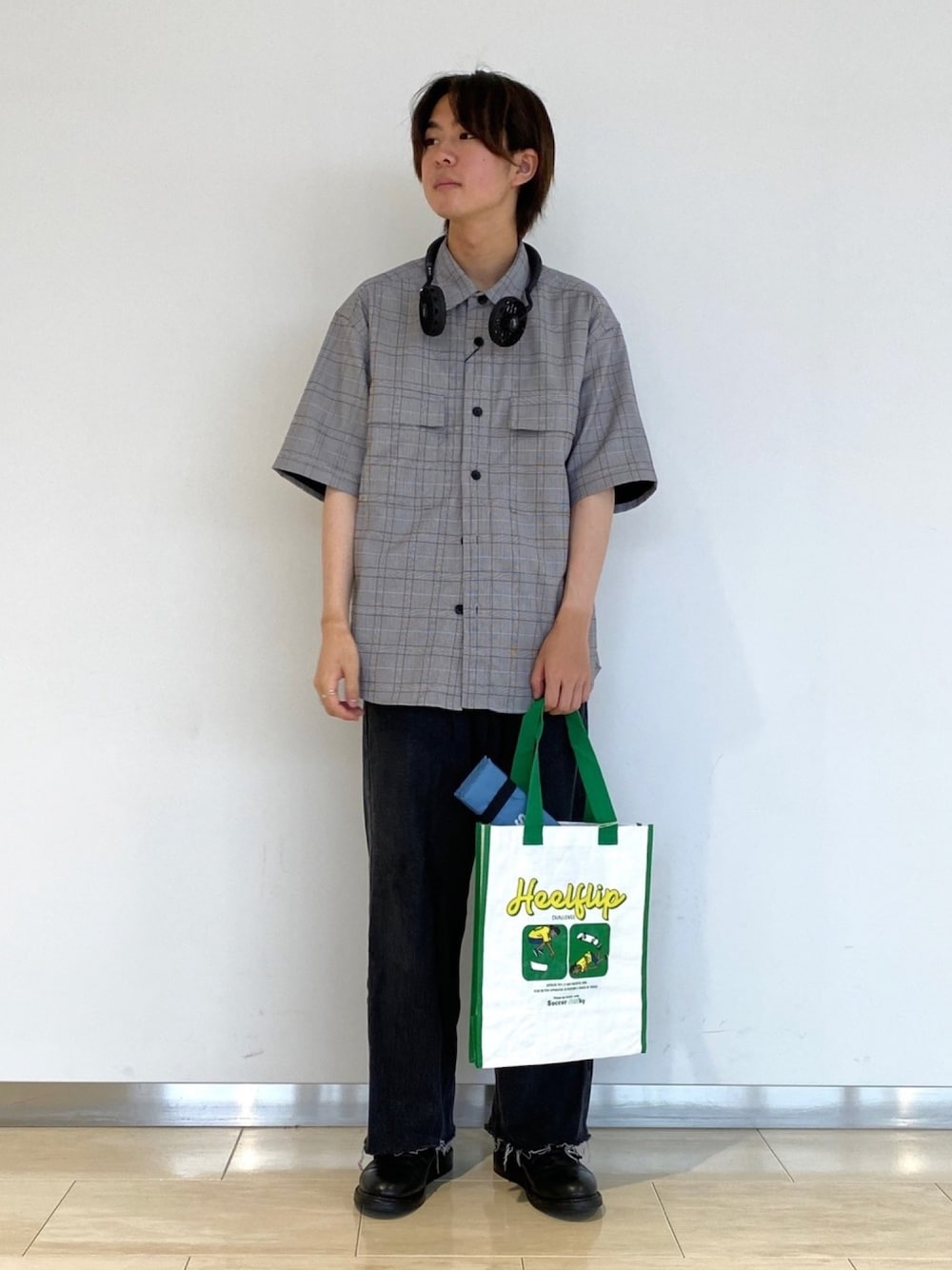 「シャツ好き集まれ、カジュアル、シンプル、夏コーデ、ビッグシルエット、ootd、シャツスタイル、チェックシャツ、ワイドデニム、Junred」｜「JUNREDのWFAN ダブルファン　ハンズフリー（その他雑貨、ブラック系）」を使った、Ryotaさん（メンズ・173cm）の夏コーディネートの1枚目の写真
