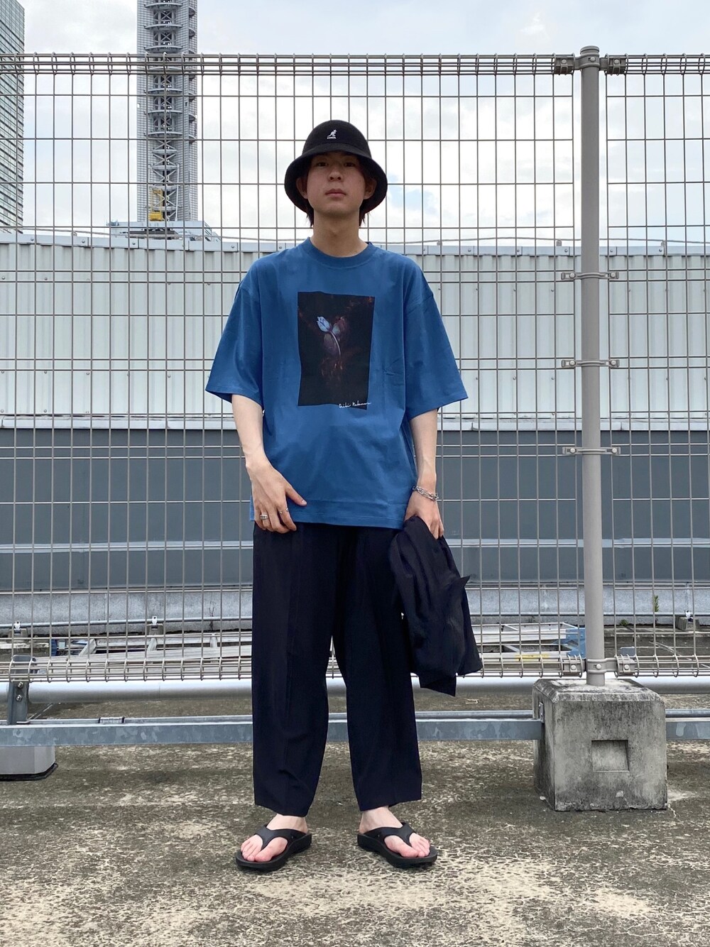 「カジュアル、オーバーサイズ、ラフ、シンプル、夏コーデ、ビッグT、サンダル、ワントーンコーデ、ootd、Junred」｜「KANGOLのKANGOL BermudaCasual（ハット、ブラック系）」を使った、Ryotaさん（メンズ・173cm）の夏コーディネートの1枚目の写真
