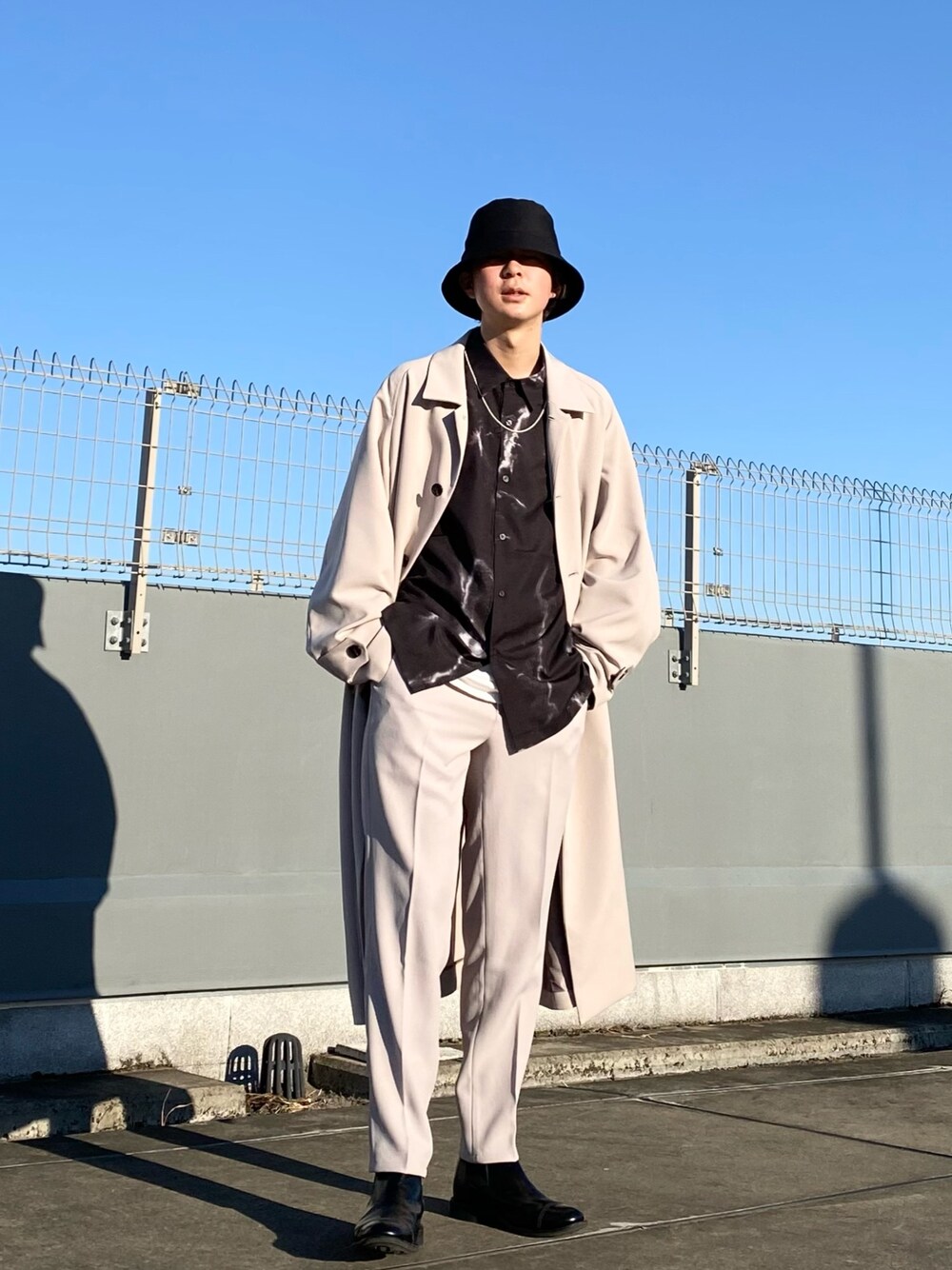 「シンプル、オーバーサイズ、ootd、トレンチコート、春コーデ、ベージュ、春アウター、レイヤードスタイル、韓国ファッション、Junred」｜「JUNREDの【最新トレンド】スムースタッチトレンチオーバーコート（トレンチコート、ベージュ系）」を使った、Ryotaさん（メンズ・173cm）の冬コーディネートの1枚目の写真