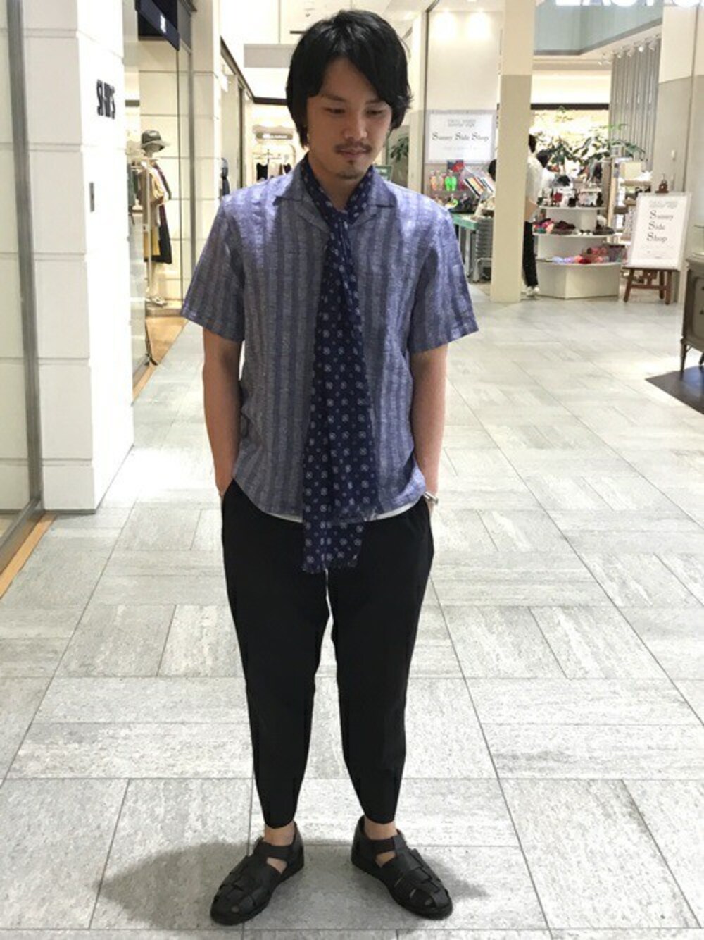 「ストール、ストライプ、シップス、SHIPS、リネン、小紋柄、オープンカラーシャツ、シルバーバングル、NORTH WORKS」｜「SHIPSのSC: B.MACNUT オープンカラーシャツ（シャツ/ブラウス、ブルー系）」を使った、甲斐さん（メンズ・175cm）の夏コーディネートの1枚目の写真