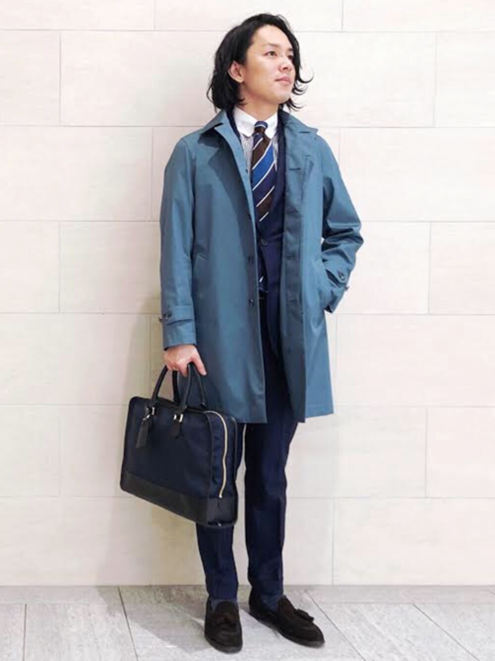 「ステンカラーコート、ストライプ、ネクタイ、ブリーフバッグ」｜「SHIPSのSD: LORO PIANA 【STORMSYSTEM】 コットン ステンカラーコート（ブルー）（ステンカラーコート、ブルー系）」を使った、甲斐さん（メンズ・175cm）の冬コーディネートの1枚目の写真