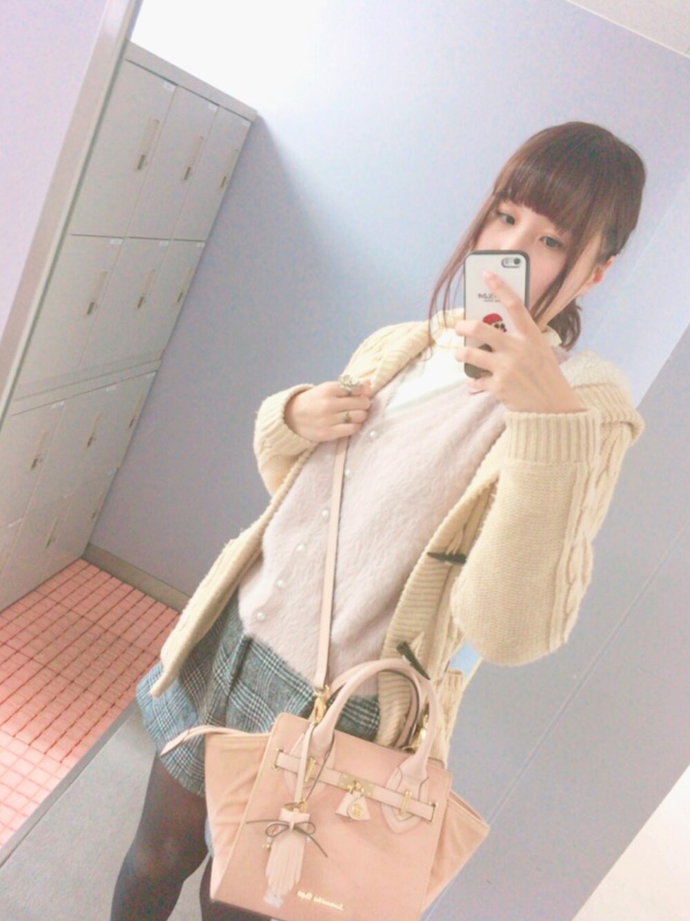「観劇スタイル、冬、ニット、ふわふわ、もこもこ」｜「ROPE' PICNICの【新色追加】【2WAY】フェザーニットトップスカーディガン（ニット/セーター、ピンク系）」を使った、月さん（レディース・163cm）の冬コーディネートの1枚目の写真