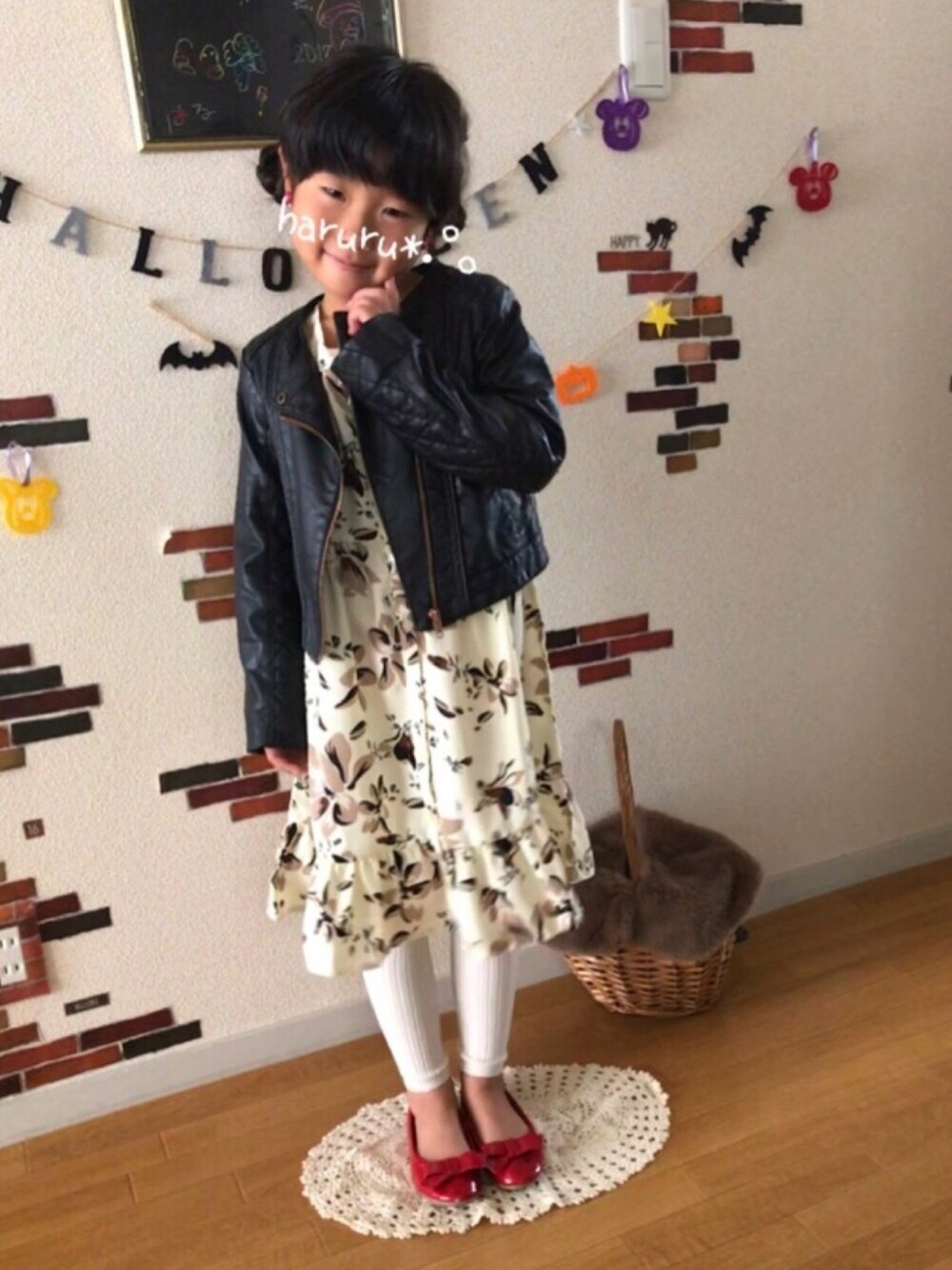 「女の子、6歳、キッズコーデ、キッズファッション、秋コーデ、お姉さんコーデ、レディ」｜「b・ROOMの花柄２wayワンピース（ワンピース、ホワイト系）」を使った、haruru*.°。さん（キッズ・110cm）の秋コーディネートの1枚目の写真