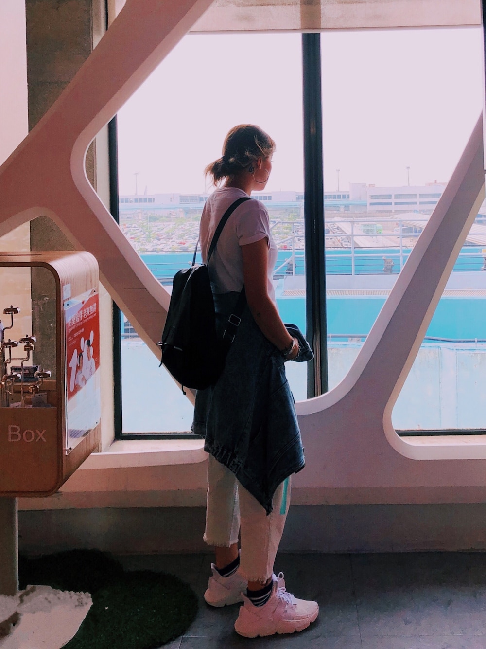「ootd、airport style、Taiwan、summer、casual、lifestyle」｜「adidas Originalsのアイテム（スニーカー、ホワイト系）」を使った、Ceciさん（レディース・168cm）の春コーディネートの1枚目の写真