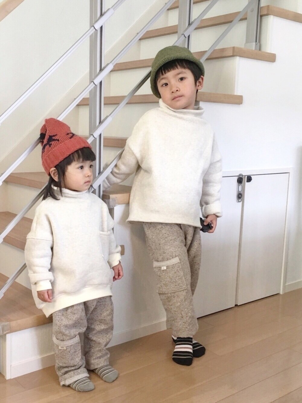 「takk_、ハントメイド、handmade、ハンドメイド帽子、兄妹コーデ、ハイネックニット、白タートルネック」｜「Handmadeのアイテム（スウェット、ホワイト系）」を使った、@bunbunさん（キッズ・110cm）の冬コーディネートの1枚目の写真