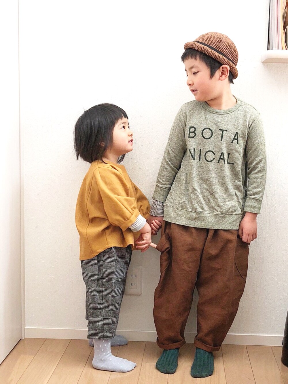 「takk_、handmade、リネンパンツ、リネン、麦わら帽子、tinycottons」｜「tinycottonsのアイテム（スウェット、グレー系）」を使った、@bunbunさん（キッズ・120cm）の春コーディネートの1枚目の写真