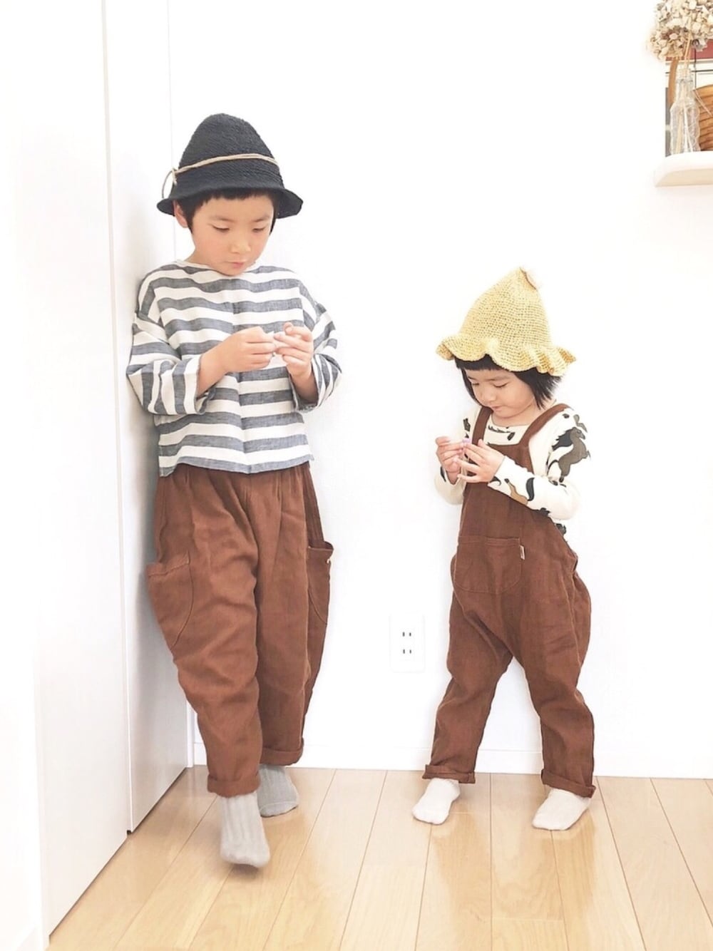 「takk_、ハンドメイド、handmade、麦わら帽子、サロペット、リネン」｜「cokiticaのアイテム（シャツ/ブラウス、グレー系）」を使った、@bunbunさん（キッズ・120cm）の春コーディネートの1枚目の写真